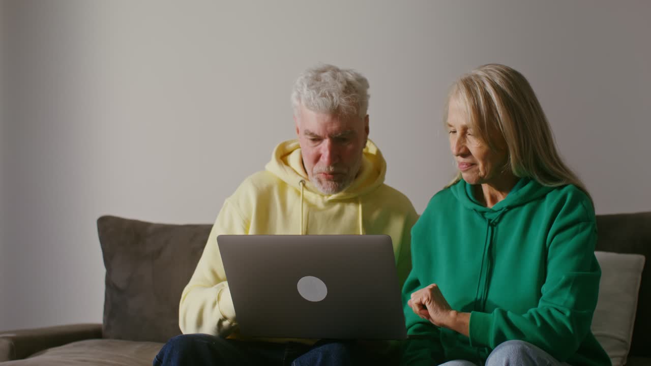 pareja mayor usando una computadora portátil juntos