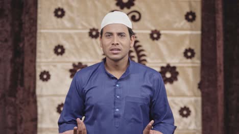 hombre musulmán indio enojado hablando a la cámara