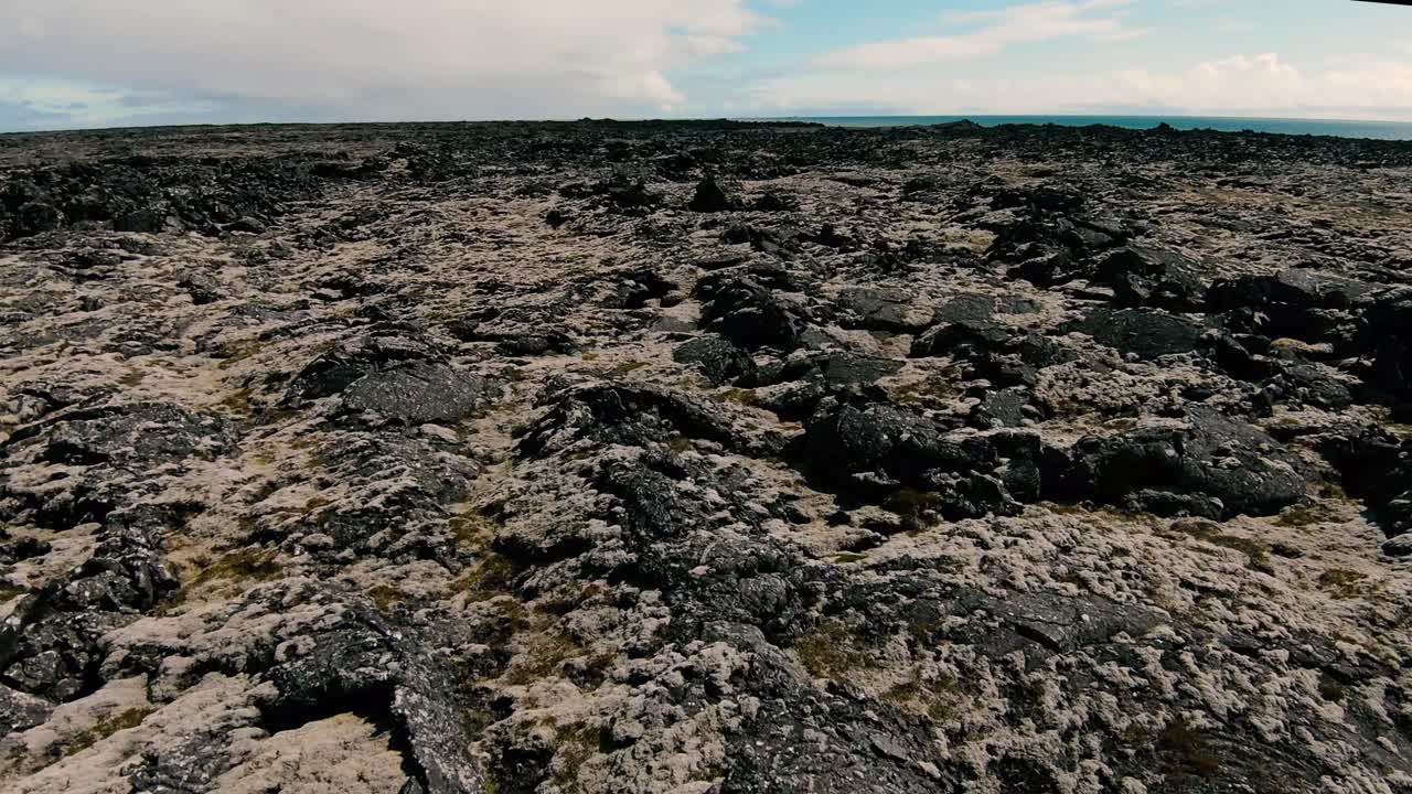 Volo instabile sopra un paesaggio di campi di lava muschiosi.