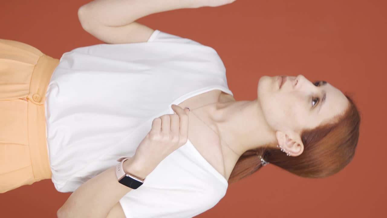 video vertical de una mujer vacilante.