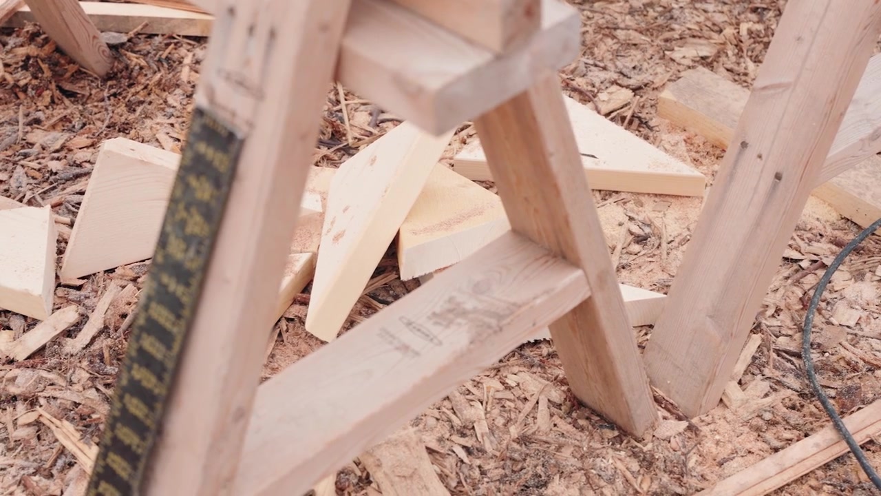 Primo piano panoramico su una superficie del terreno coperta da scarti di legno e ritagli di legname in un cantiere residenziale attivo