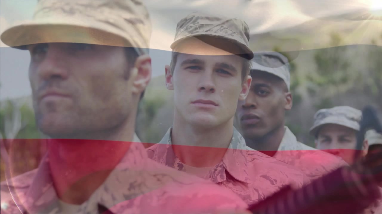 Soldater står i militær række, flag-overlay fejer henover, kamera zoomer ind og skildrer enhed.