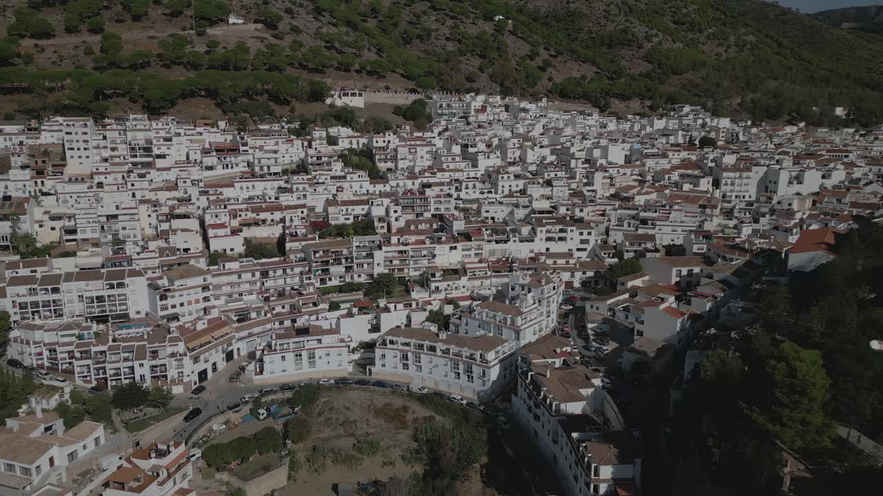mijas, edificios blancos enclavados contra un telón de fondo montañoso en málaga, españa, vista aérea