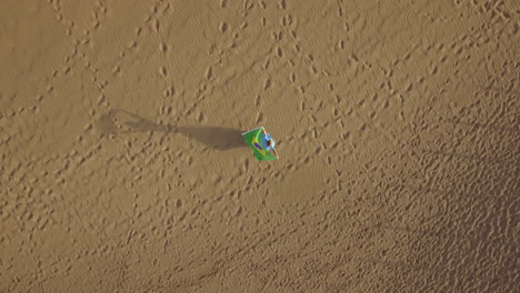 Frau-Auf-Dem-Sand-Mit-Brasilianischer-Flagge-Aus-Der-Luft