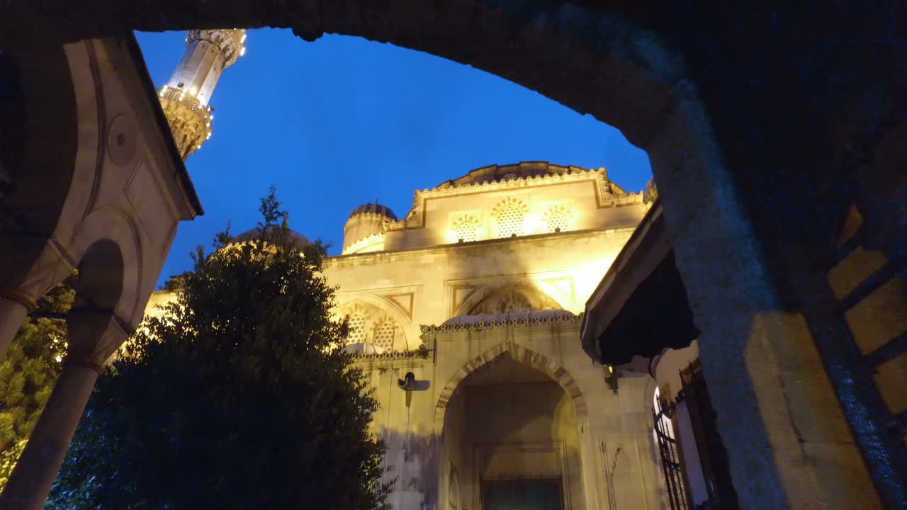 이스탄불의 파티에 있는 세흐자드 모스크 (sehzadeh mosque) 는 술레만 황제가 그의 아들 세흐자드를 위해 지은 모스크의 외관이다.