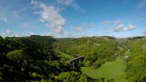 vista aérea, imágenes del viaducto de lápida en bakewell, derbyshire, el parque nacional del distrito pico, en un hermoso día de verano lleno de nubes, comúnmente utilizado por ciclistas, excursionistas, popular entre los turistas