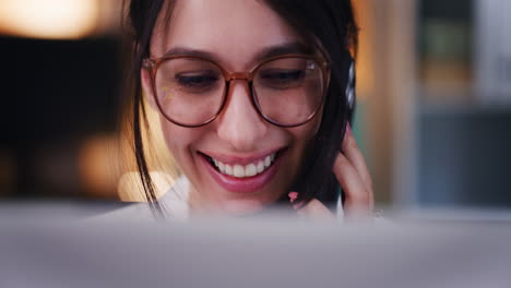 Primer-Plano-De-Una-Mujer-De-Negocios-Hablando-Por-Teléfono-Y-Trabajando-En-Una-Computadora-Portátil