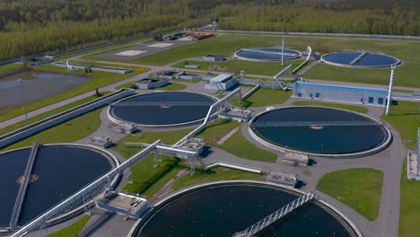 instalaciones de tratamiento de agua, tanques redondos de sedimentación.
