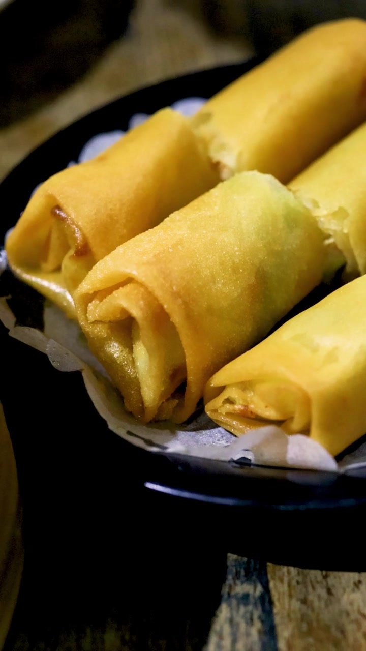 Lumpia lezat disajikan dengan saus cocol