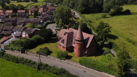 Casa-En-Forma-De-Iglesia-En-Uno-De-Los-Pueblos-De-Inglaterra