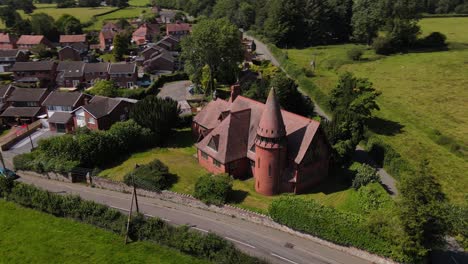 casa en forma de iglesia en uno de los pueblos de inglaterra