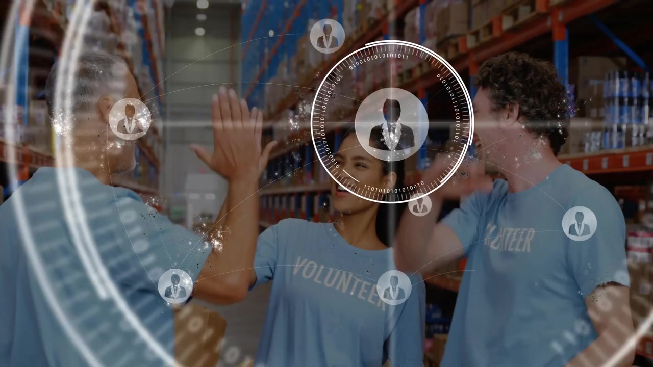 Squadra di volontari che si scambiano un cinque in un magazzino di beneficenza, con un HUD fluttuante che mostra grafici a scatola.