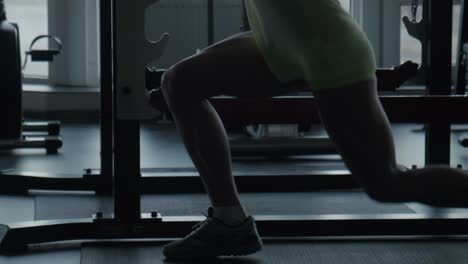 mujer trabajando en el gimnasio