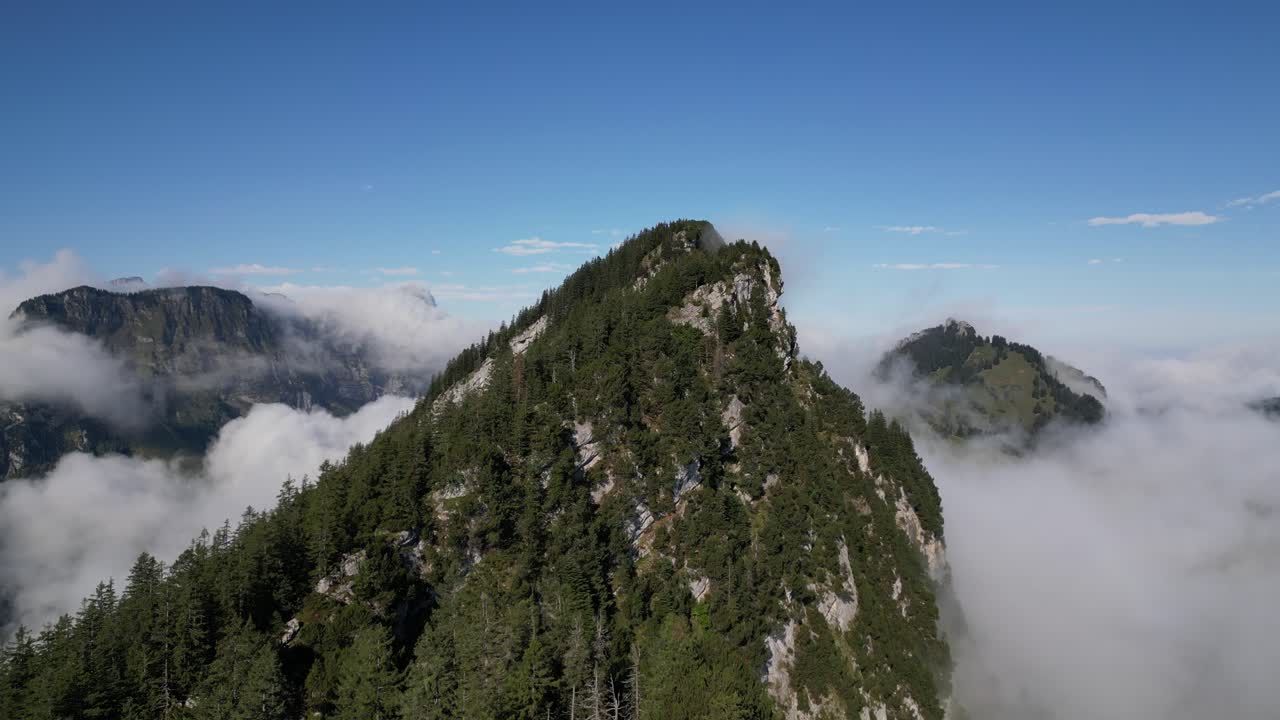 vista aérea de montañas místicas: capturando la belleza de los picos verdes y las nubes