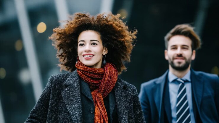 Une rencontre stylée : des moments captivants de deux individus à la mode, aux coiffures vibrantes et aux tenues de saison, dans un environnement urbain