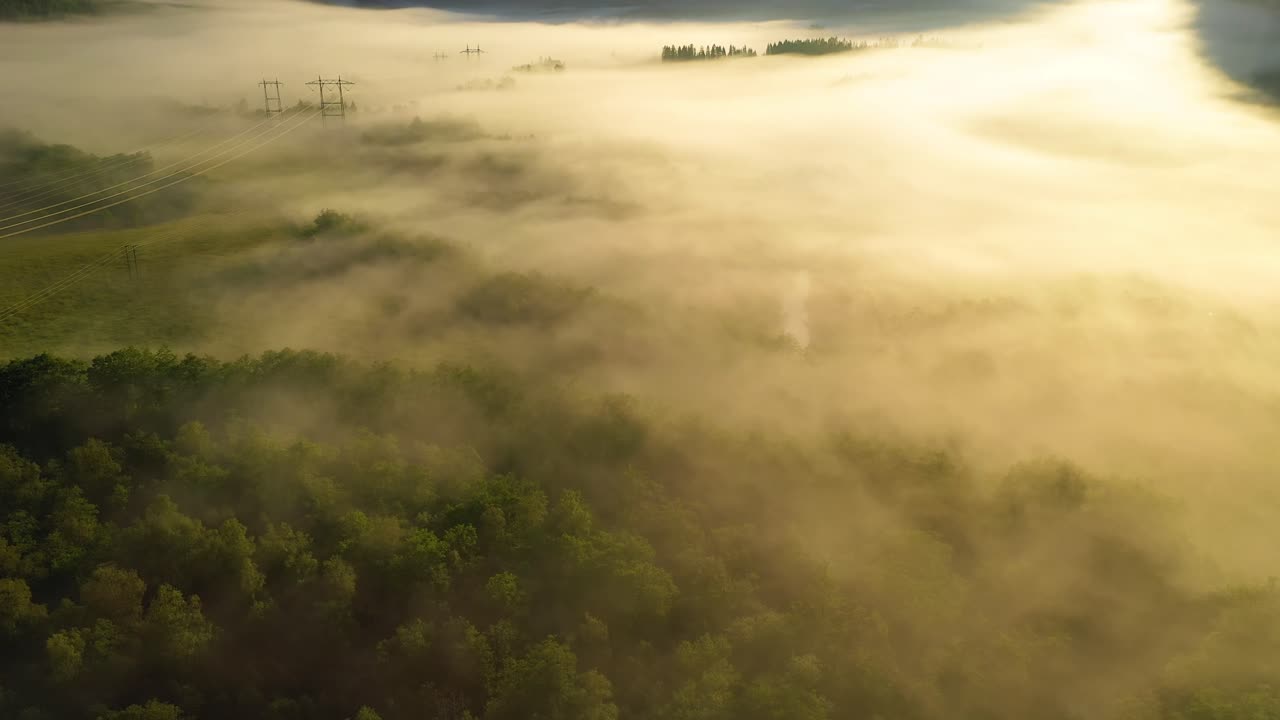 Morgentåge over dalen blandt bjergene i sollyset. Tåge og smuk natur i Norge luftoptagelser.