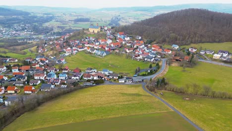 Serena-Vista-Aérea-De-Un-Pequeño-Pueblo-Con-Castillo-En-El-Campo