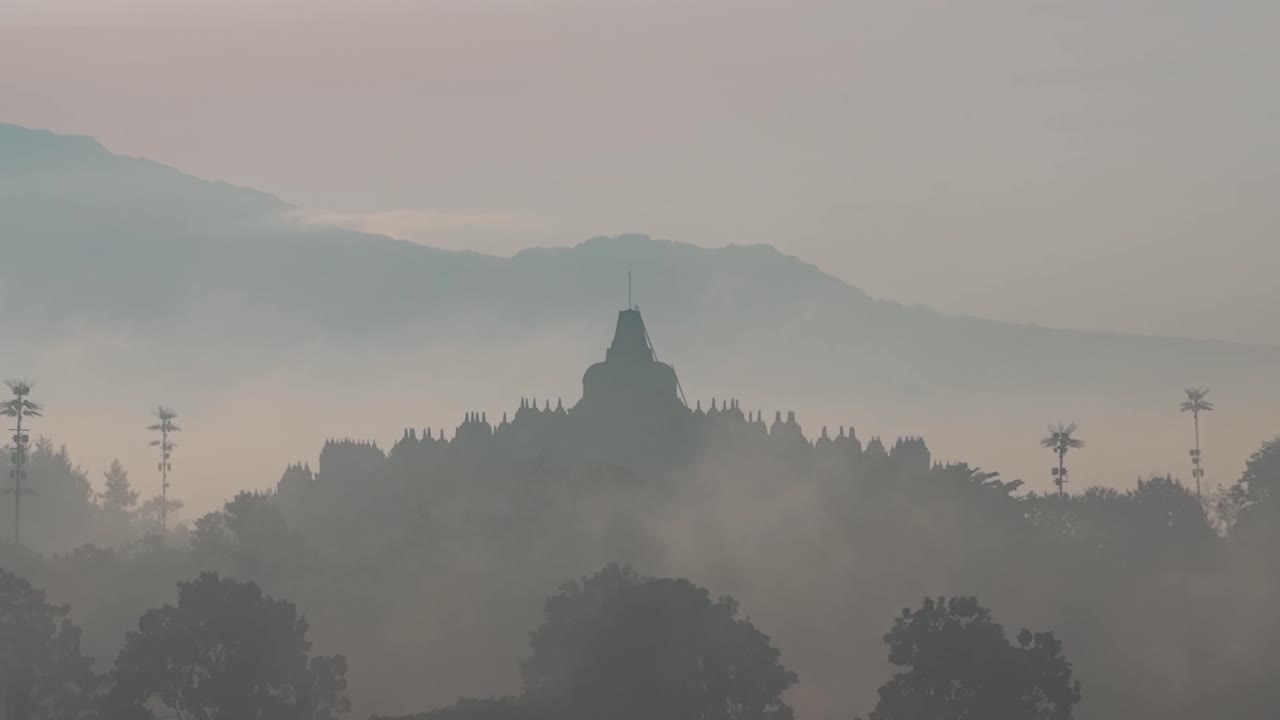 Alba nebbiosa al Tempio di Borobudur, paesaggio sereno con luce soffusa e iconico monumento buddista in Indonesia