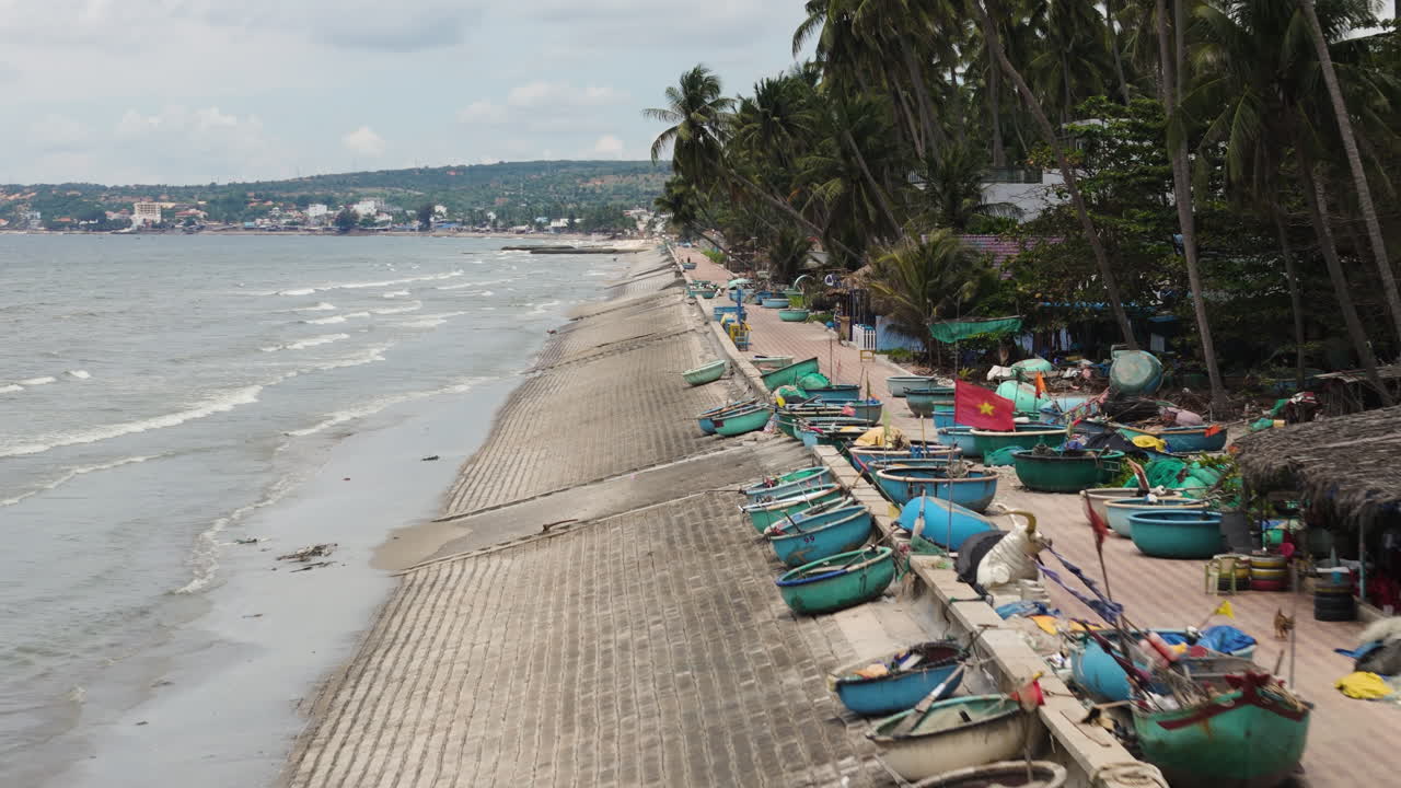 바 ⁇ 가를 따라 해안 산책로 바구니 보트와  ⁇ 나무, 공중 역동