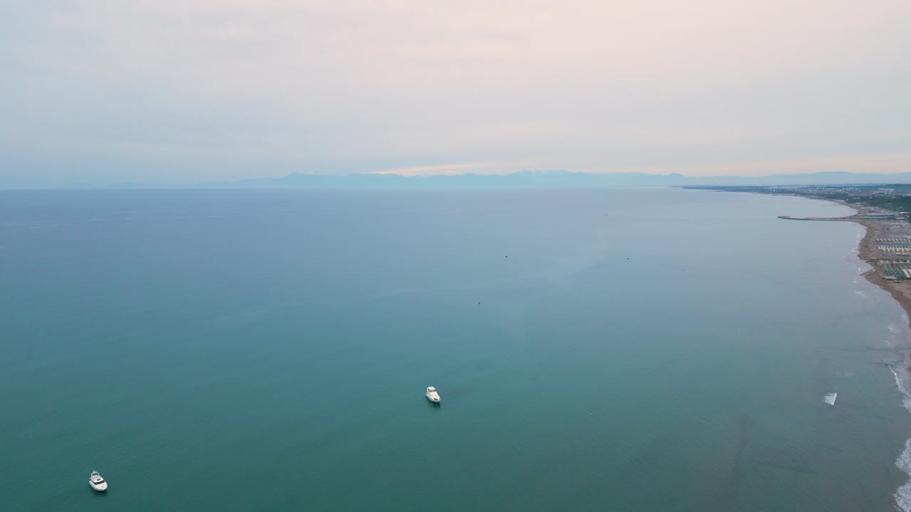 터키 의 사이드 리조트 마을 근처 에 있는 지중해 에서 떠다니는 레저 보트 의 항공 사진