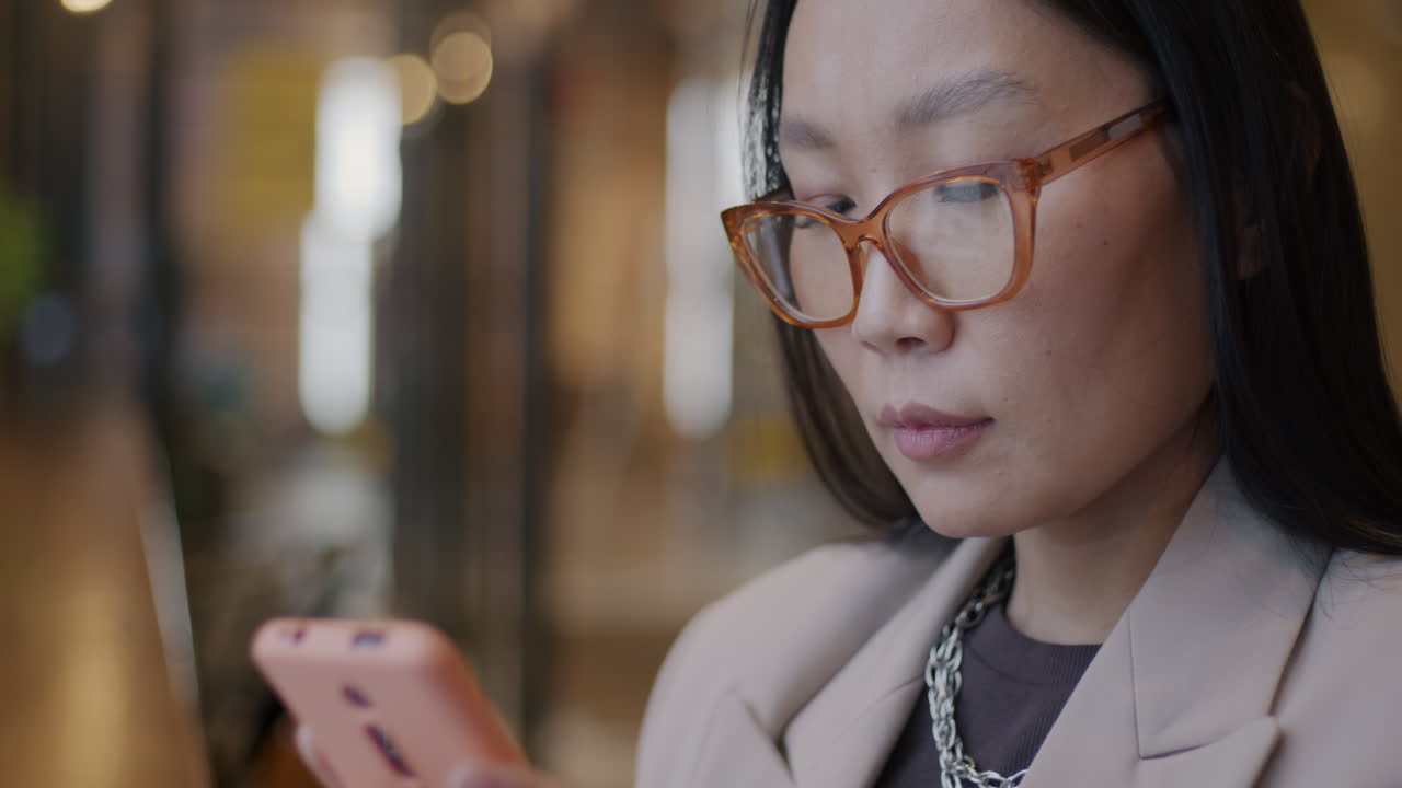 カフェで電話を使っている女性