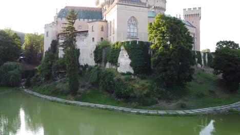 Aufschlussreiche-Aufnahme-Aus-Dem-Wasser-Einer-Mittelalterlichen-Gotischen-Burg-Aus-Dem-12.-Jahrhundert-Mit-Grabenmauern-In-Bojnice,-Slowakei,-Europa