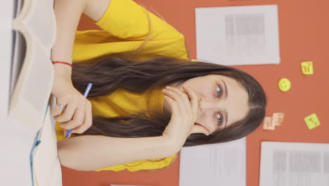 video vertical de una niña preocupada y ansiosa.