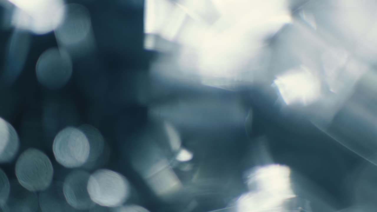 Sovrapposizione astratta di fughe di luce e bokeh con tonalità blu