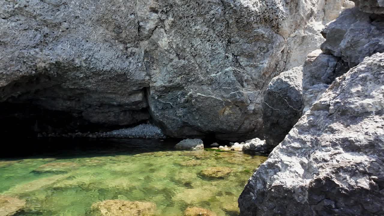 una piscina de roca natural llena de agua clara en sudak, crimea, rusia