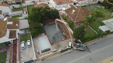 Vista-Aérea-Sobre-La-Pulverización-De-Una-Plataforma-De-Hormigón-Para-La-Construcción-De-Un-Nuevo-Edificio