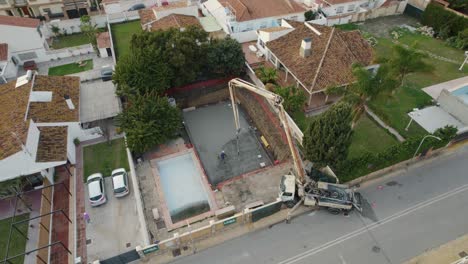 vista aérea sobre la pulverización de una plataforma de hormigón para la construcción de un nuevo edificio