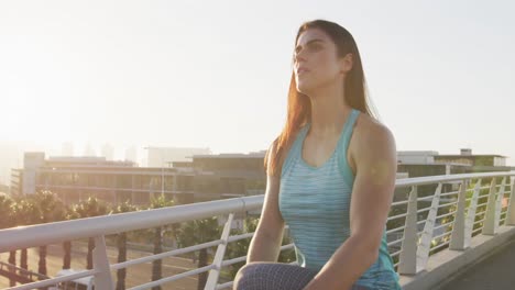 mujer joven estirándose antes de correr