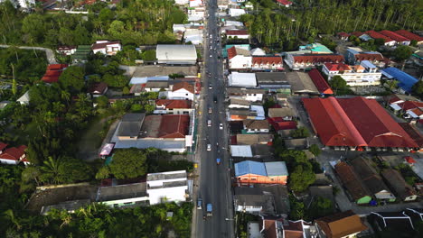 Municipio-De-La-Isla-De-Koh-Samui-Con-Calle-Muy-Transitada,-Vista-Aérea-De-Drones