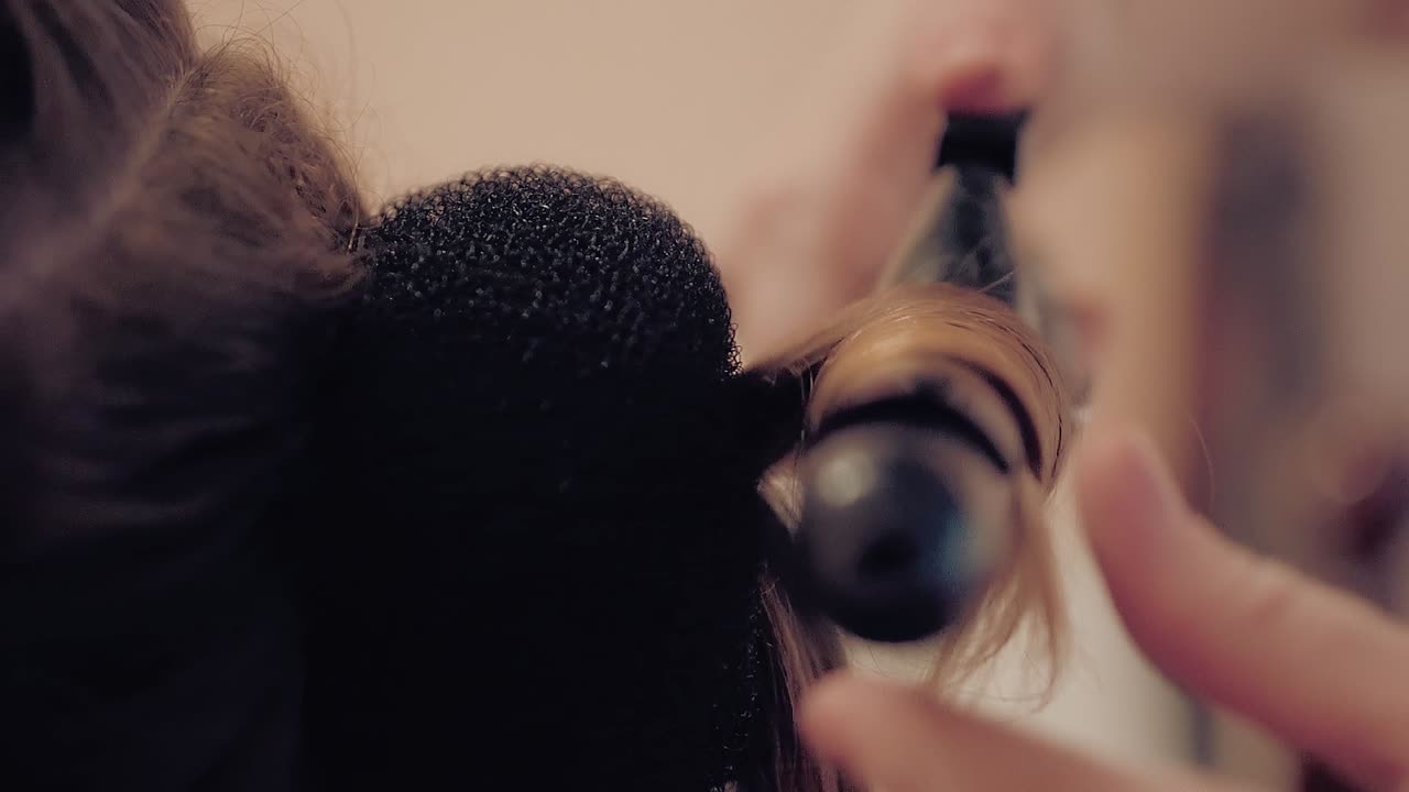 스타일리스트 는 어린 소녀 를 위한 헤어 스타일 을 만들고 있다