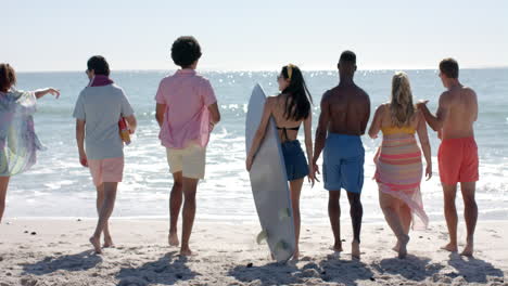 Un-Grupo-Diverso-De-Amigos-Disfruta-De-Un-Día-En-La-Playa,-Con-Espacio-Para-Copiar.