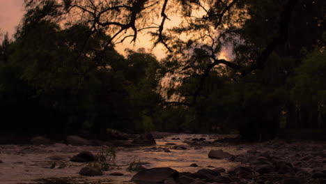 Río-Durante-La-Puesta-De-Sol