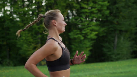 las piernas de la chica corriendo al aire libre