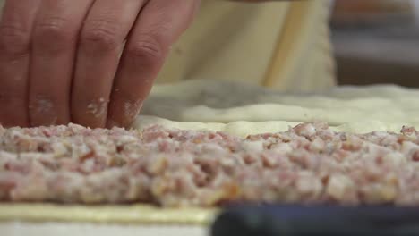una panadería también panadería o panadería es un establecimiento que produce y vende alimentos a base de harina horneados en un horno, como pan, galletas, pasteles, pasteles y tartas
