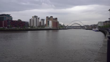 Amplia-Y-Tranquila-Vista-Del-Histórico-Muelle-De-Newcastle-Upon-Tyne-Con-Sus-Modernos-Edificios-Y-Puentes.