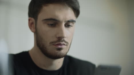 Cara-De-Hombre-Joven-Mirando-El-Teléfono.-Retrato-De-Hombre-De-Negocios-Leyendo-Un-Teléfono-Móvil