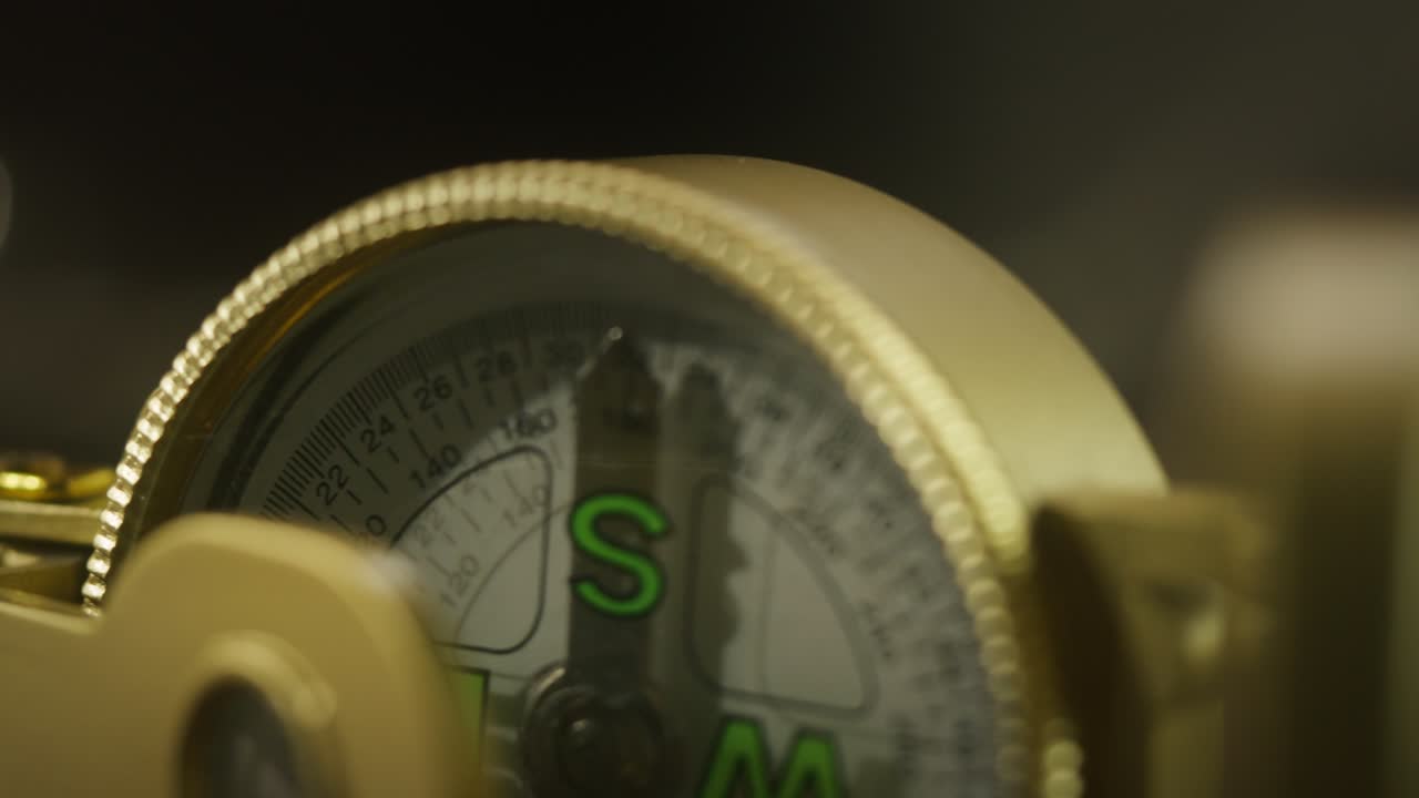 황금 나침반 클로즈업, 골든 나침반 테이블, 여행 및 관광 개념, 내비게이션