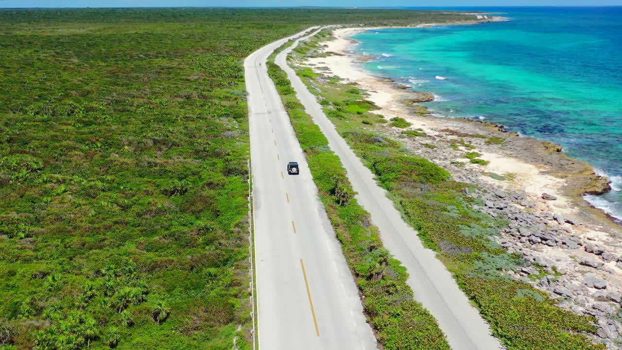 cozumel 멕시코의 아름다운 청록색 물과 하얀 모래 해변이 있는 빈 무인도에 있는 자동차의 넓은 공중 파노라마