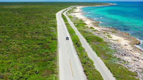 Breites-Luftpanorama-Des-Autos-Auf-Einer-Leeren-Unbewohnten-Insel-Mit-Wunderschönem-Türkisfarbenem-Wasser-Und-Weißen-Sandstränden-In-Cozumel-Mexiko