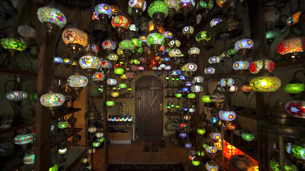 Collezione di Lampade Mosaico Turche Tradizionali Colorate in un Negozio