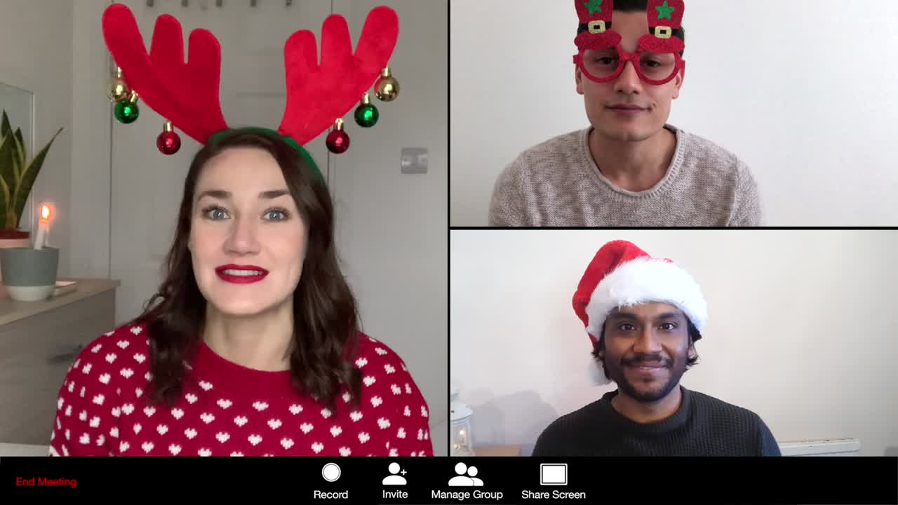 llamada navideña de video grupal en pantalla dividida de 3 vías entre amigos