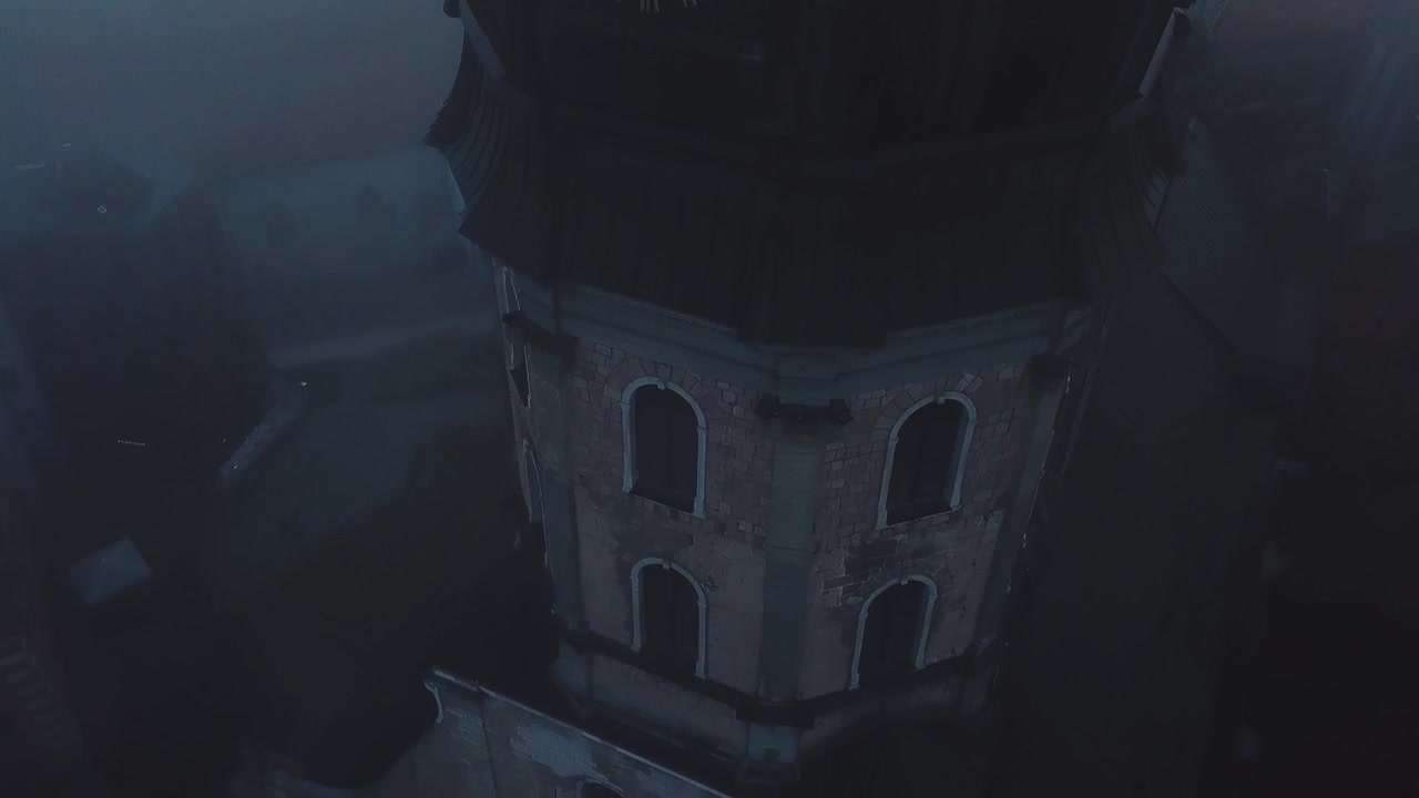 Suggestiva vista aerea con drone attraverso le nuvole su una chiesa nella città vecchia di Riga, Lettonia, Europa