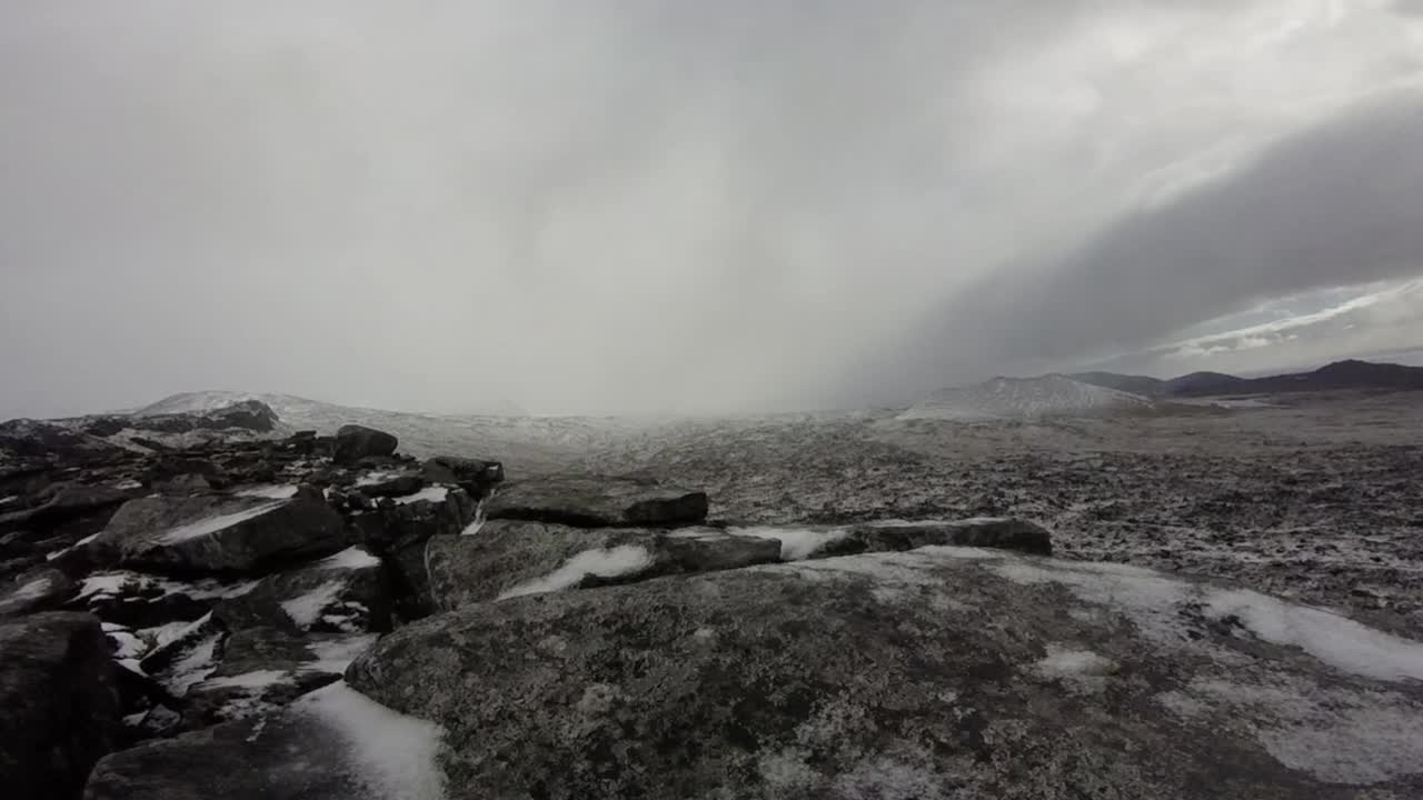 아남극의 춥고 습하고 눈 덮인 산 위에