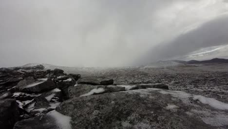 en la cima de una montaña fría, húmeda y nevada en el subantártico