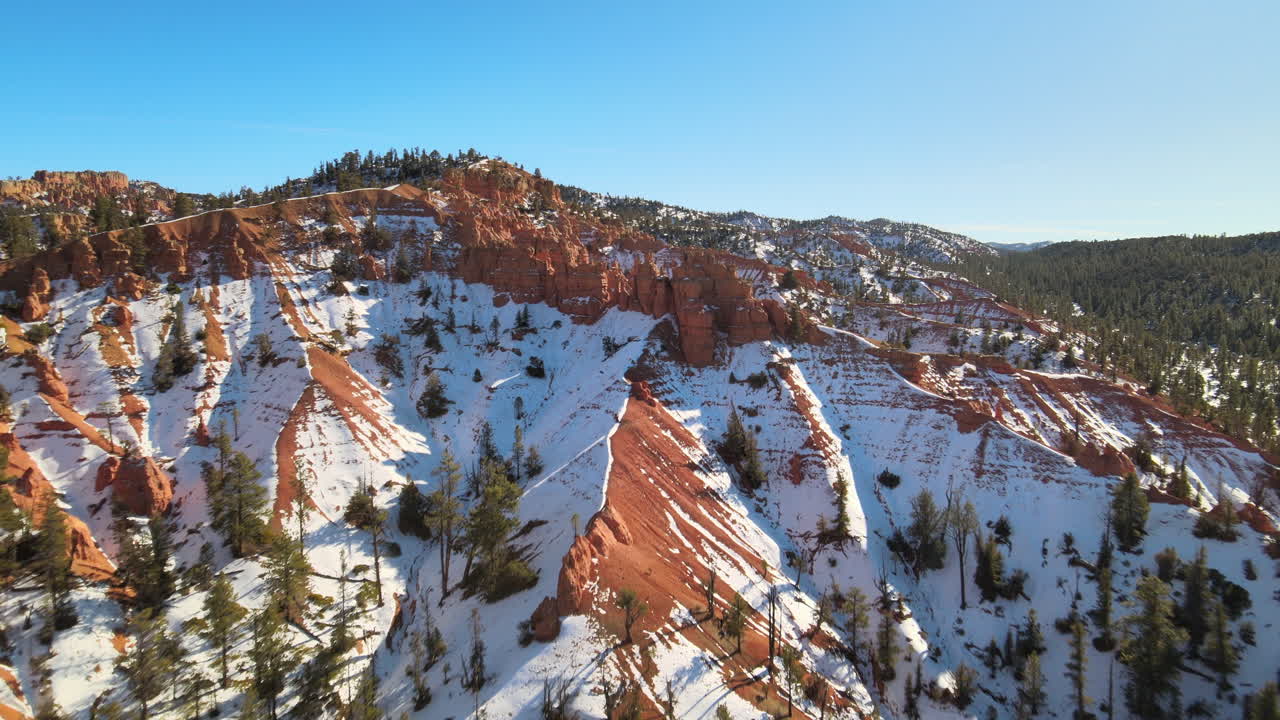 vistas aéreas de formaciones de arenisca cubiertas de nieve del cañón rojo y el bosque nacional dixie cerca del parque nacional bryce canyon, utah