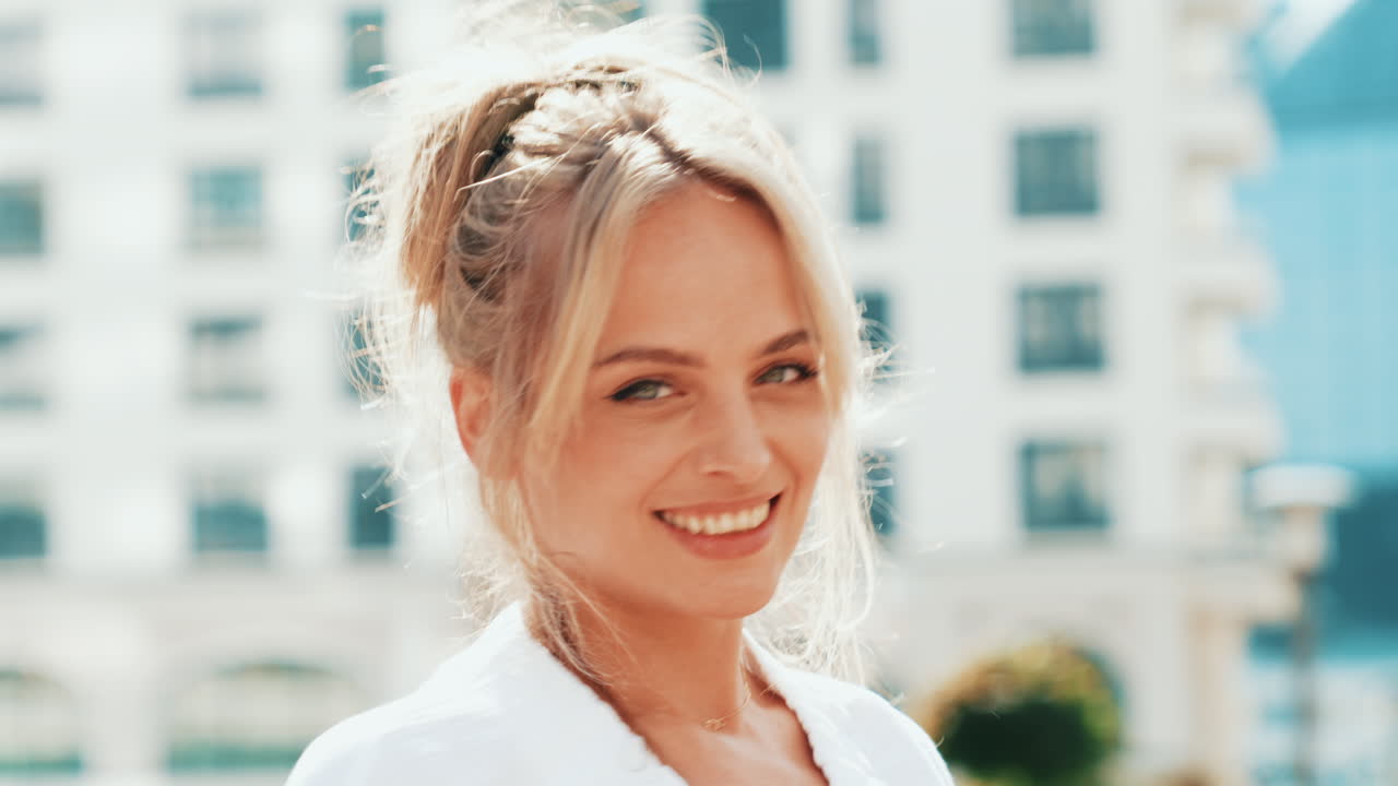 야외에서  망토를 입은 웃는 여자